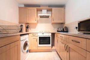 Una cocina o zona de cocina en BEST PRICE! 2 Bed City Centre - 4 single beds or 2 Super king, Smart TVs, Sofa Bed & FREE SECURE PARKING