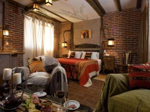 雷孔基斯塔Los Brunos Posada的一间酒店房间，里面有一张床和一张沙发