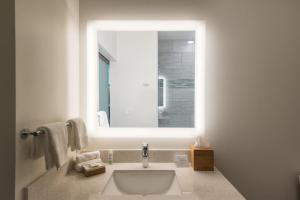 EVEN Hotel Omaha Downtown - Old Market by IHG的一间浴室
