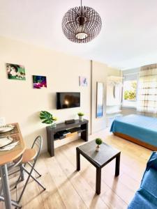 un soggiorno con divano blu e tavolo di Apartamento Marysol a Benalmádena