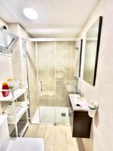 bagno con doccia e lavandino di Apartamento Marysol a Benalmádena