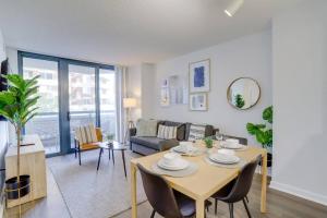 sala de estar con mesa y sofá en Sensational 1 Bedroom Condo At Ballston place With Gym en Arlington