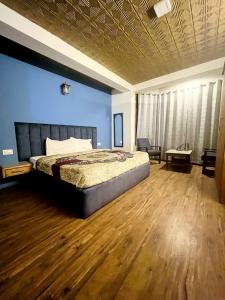 Una cama o camas en una habitación de Hotel The Sliver land # Mountain view # River view # Near Volvo Bus Stand # Family Hotel # Open Terrace