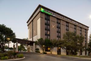 un hotel con un cartel en la parte delantera en Holiday Inn Express - San Antonio Airport, an IHG Hotel en San Antonio