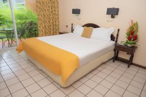 Ein Bett oder Betten in einem Zimmer der Unterkunft Hotel Bakoua Martinique