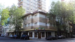 un edificio en una calle con coches aparcados delante en Hotel Cielo Azul en Mar del Plata