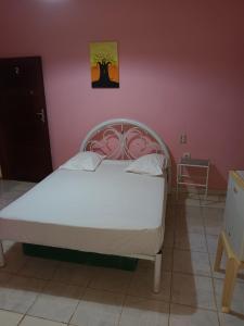 Postel nebo postele na pokoji v ubytování HOTEL BADINCA Alojamento Low Cost in Bissau avenida FRANCISCO MENDES