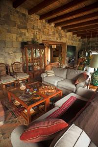 un soggiorno con divani e un muro in pietra di Gocta Natura Reserve a Cocachimba