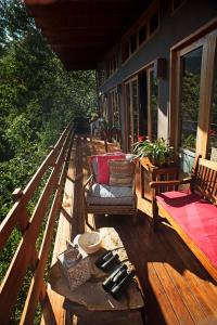 una terrazza con divano e tavolo su una casa di Gocta Natura Reserve a Cocachimba
