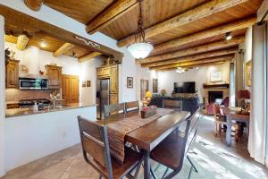 una cucina e una sala da pranzo con tavolo e sedie in legno di Del Norte Manor Unit B a Santa Fe