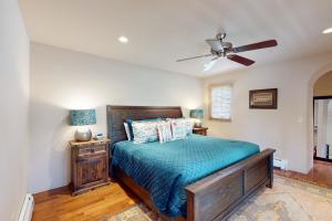 una camera con letto e ventilatore a soffitto di Del Norte Manor Unit B a Santa Fe