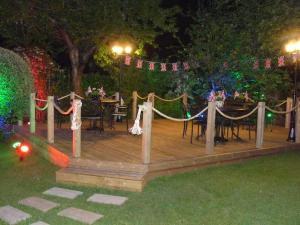 een houten terras met een tafel en stoelen in de nacht bij Sonachan House in Paignton