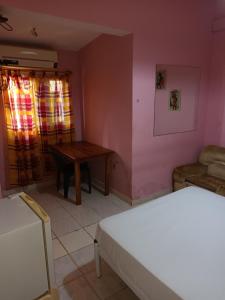 Postel nebo postele na pokoji v ubytování HOTEL BADINCA Alojamento Low Cost in Bissau avenida FRANCISCO MENDES