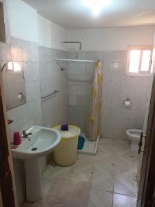 Koupelna v ubytování HOTEL BADINCA Alojamento Low Cost in Bissau avenida FRANCISCO MENDES