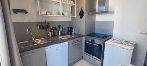 Dapur atau dapur kecil di Nice Cocoon 45 M With Balcony Near The Beach