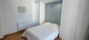 Katil atau katil-katil dalam bilik di Nice Cocoon 45 M With Balcony Near The Beach