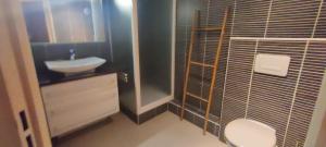 Bilik mandi di Nice Cocoon 45 M With Balcony Near The Beach +4 gambar