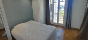 Katil atau katil-katil dalam bilik di Nice Cocoon 45 M With Balcony Near The Beach