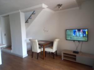 TV/trung tâm giải trí tại Mount Royal 29 - Large 1 bed with balcony