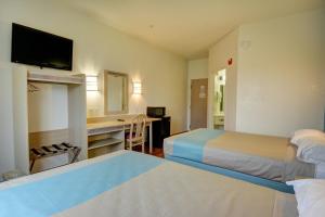Postel nebo postele na pokoji v ubytování Motel 6-Denison, TX