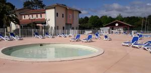 Bazén v ubytování Pavillon, de 4 à 7 couchages, dans une superbe résidence avec piscine nebo v jeho okolí