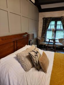 Schlafzimmer mit einem Bett mit weißer Bettwäsche und Kissen in der Unterkunft The Ribchester Arms in Blackburn