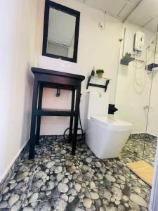 KadawataにあるContainer Villa Collectionのバスルーム(トイレ、壁掛け鏡付)