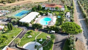 Bazén v ubytovaní Hotel Le Ginestre Family & Wellness alebo v jeho blízkosti