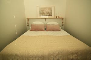 ein kleines Schlafzimmer mit einem Bett mit zwei Kissen in der Unterkunft City Home Aapeli in Kuopio