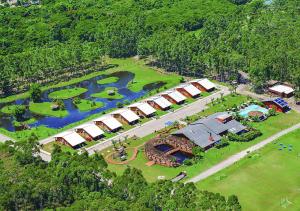 una vista aérea de un complejo con campo de golf en Hotel Acqua Lokos, en Capão da Canoa