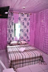 Cama ou camas em um quarto em Pousada John John