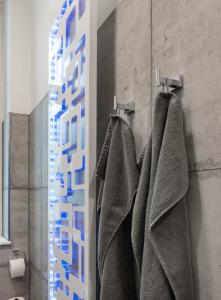 a bathroom with a towel hanging from the wall at Holidayapartments Marquardt in Berlin