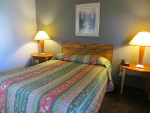 Кровать или кровати в номере Capri Motel