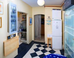 eine Küche mit einem Kühlschrank und einem karierten Boden in der Unterkunft Apartment Lisinski S in Zagreb