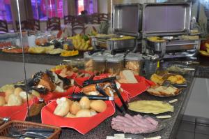 bufet z wieloma różnymi rodzajami żywności na stole w obiekcie Hotel Vivo w mieście Garanhuns