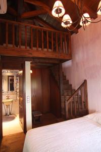 1 dormitorio con escalera y 1 cama en una habitación en A luxury mansion near Kerkini lake (Villa Oriana), en Kerkíni