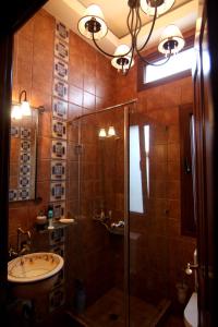 y baño con ducha y lavamanos. en A luxury mansion near Kerkini lake (Villa Oriana), en Kerkíni