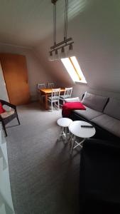 een woonkamer met een bank en een tafel bij Ferienwohnung Langfeld in Kronsgaard