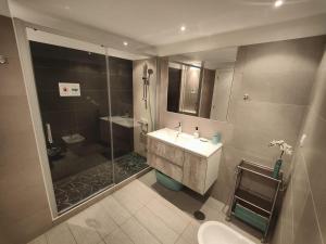 łazienka z prysznicem, umywalką i toaletą w obiekcie Corralejo Happy Place, precioso apartamento con piscina w Corralejo
