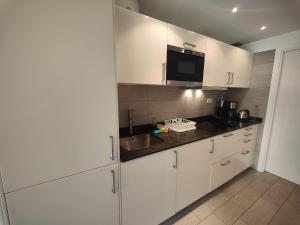 Kuchnia lub aneks kuchenny w obiekcie Corralejo Happy Place, precioso apartamento con piscina