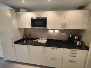 Kuchnia lub aneks kuchenny w obiekcie Corralejo Happy Place, precioso apartamento con piscina