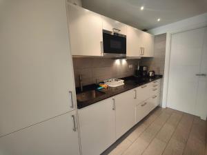 Kuchnia lub aneks kuchenny w obiekcie Corralejo Happy Place, precioso apartamento con piscina