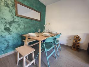 jadalnia z drewnianym stołem i krzesłami w obiekcie Corralejo Happy Place, precioso apartamento con piscina w Corralejo