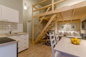 Kuchyňa alebo kuchynka v ubytovaní Cosy Studio In Party District AK20S + 8 fotografií