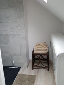 ein Badezimmer mit einem Tisch und Handtüchern darauf in der Unterkunft La Belle Etaploise in Étaples