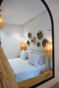 um reflexo de espelho de uma cama num quarto em Tililt By Mood 9 Px Luxe em Imsouane