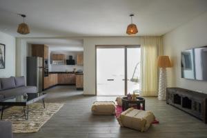 sala de estar con sofá y cocina en Tililt By Mood 9 Px Luxe en Imsouane