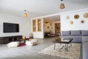 sala de estar con sofá y TV en Tililt By Mood 9 Px Luxe, en Imsouane