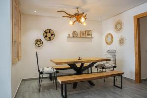 uma sala de jantar com uma mesa e cadeiras e um lustre em Tililt By Mood 9 Px Luxe em Imsouane