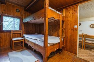 1 Schlafzimmer mit 2 Etagenbetten in einer Hütte in der Unterkunft Nature escape woodhouse in Žirovnica